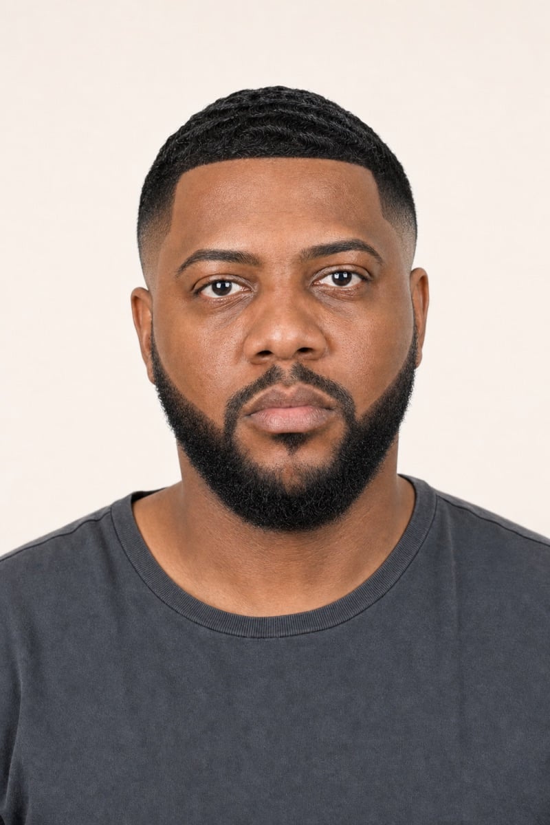 Depois (simulação) — Barba esculpida, pele uniforme, contorno